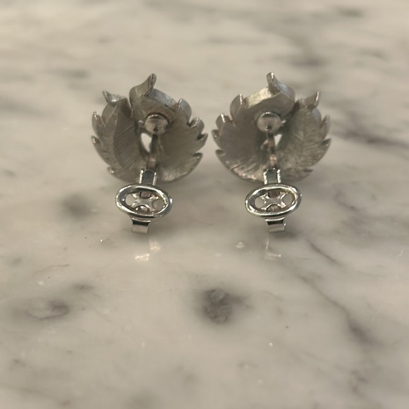 Vintage Crown Trifari Silvertone Leaf Clip Earrings. - Picture 2 of 4